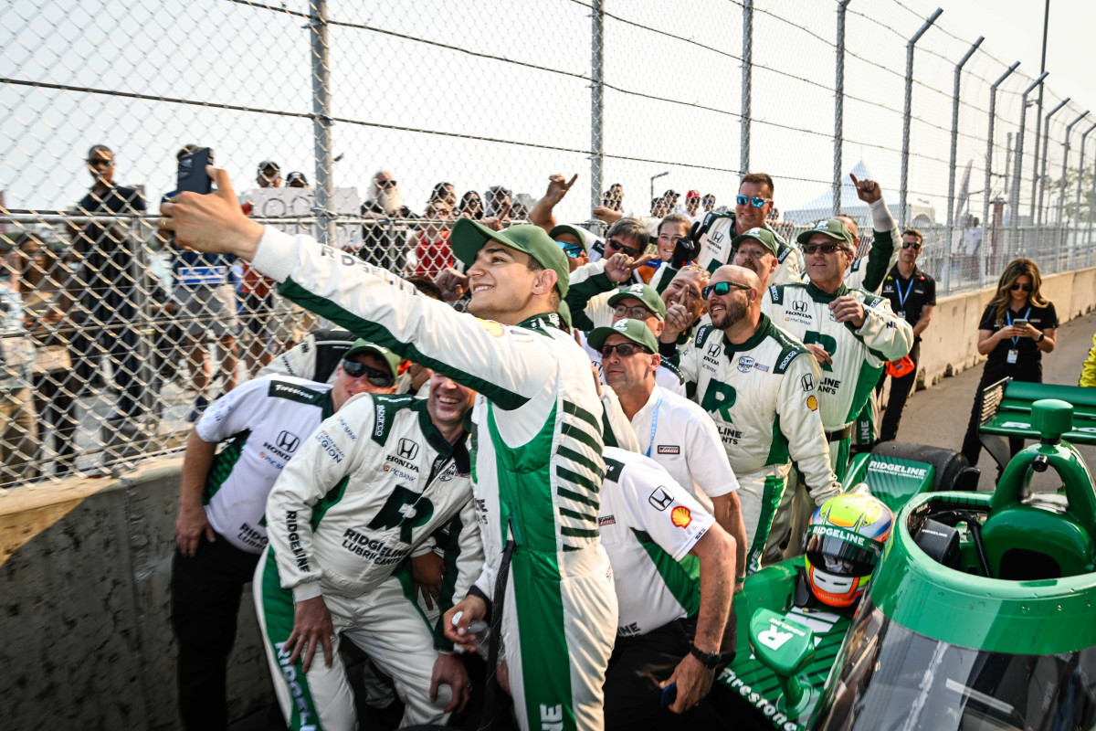 Alex Palou and his team stop to take a selfie after winning Sunday's Detroit Grand Prix. Photo courtesy Honda Racing.